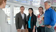 Cordula (Kirsten Block, li.) möchte die Hochzeit von ihrer Tochter Amelie (Anna Fischer) und Lars (Constantin von Jascheroff) verbieten. Die Eltern von Lars Dani Sander (Heike Hanold-Lynch, 2. v. re.) und Dieter Sander (Stephan Schill, re.) sind entsetzt.