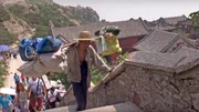 Der beschwerliche Aufstieg vom "Ersten Himmelstor" bis zum Gipfel des 1500 Meter hohen Tai Shan ist ein Weg über 7000 Treppenstufen.