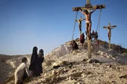 Bayerisches Fernsehen IHR NAME WAR MARIA, TEIL 2, am Mittwoch (25.12.13) um 22:00 Uhr.
Jesus (Andreas Pietschmann, rechts) wird gekreuzigt. Maria (Alissa Jung, 2. von links), Maria Magdalena (Paz Vega) und sein Jünger Johannes (Marco Rulli) begleiten ihn auf seinem letzten Weg.