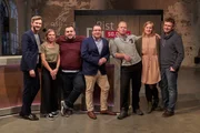 V.l.n.r.: Moderator Jochen Schropp und die Kandidaten Yurika, Maik, Heiko, Cem, Tanja und Peter.