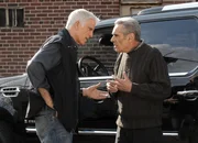 Ein Informant wird fallen gelassen: Ted Danson als Arthur Frobisher, Victor Arnold als Larry Popler (Copyright SRF/Sony Pictures Television Inc. and Bluebush Productions, LLC.)