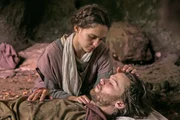 Klara (Sara Serraiocco) pflegt den sterbenden Franziskus (Mateusz Kosciukiewicz).