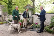 Hund Amarillo hat auf dem Friedhof gewütet und an einer Grabstätte gebuddelt: Hubert (Christian Tramitz, M.) und Girwidz (Michael Brandner, l.) müssen es dem Friedhofswärter (Komparse, r.) erklären.