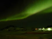Nordlicht über Kulusuk, Grönland. Die spektakuläre Leuchterscheinung ist ein Beweis für die Interaktion zwischen Sonnen- und Erdatmosphäre.