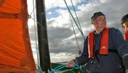 Michael McDonagh auf seiner Galway Hooker (traditionelles Segelboot).