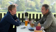 Biergarten-Gespräch beim Besuch im malerischen Kloster Andechs: Pierre M. Krause (li.) und Hannes Jaenicke.