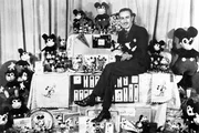 Zur ARTE-Sendung
Walt Disney (1/2)
4: Walt Disney Anfang der 30er Jahre inmitten von Micky-Maus-Artikeln die Erfindung von Micky Maus löste eine ungeheure Merchandising-Welle aus.
© Disney
Foto: ARTE