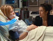 Nach einem Unfall liegt Lilly (Nicki Aycox) im Koma. Sydney (Melina Kanakaredes, r.) ist verzweifelt. Sie kann ihr nicht mehr helfen.