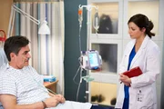 Nicht alle Patienten sind mit Alex' (Erica Durance, r.) Arbeit zufrieden. Wie wird Randall Crane (Peter Keleghan, l.) reagieren?