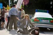 André Langner (Rudolf Krause) wird verletzt, während er einen Sexualstraftäter vor der wütenden Menge schützt. Eva Maria Prohacek (Senta Berger) ruft verzweifelt nach Hilfe.