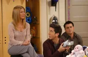 Rachel (Jennifer Aniston, l.) und Ross (David Schwimmer, M.) sind froh, dass Monica, Phoebe, Joey (Matt LeBlanc, r.) und Chandler doch noch Zeit gefunden haben, um Emmas Geburtstag mitfeiern zu können ...