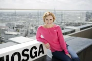 "Caren Miosga interviewt ... " heißt das neue halbstündige Interview-Magazin mit vorerst drei Ausgaben, das das NDR Fernsehen ab 12. Mai donnerstags zeigt. Caren Miosga, bekannt als Tagesthemenmoderatorin, erhält eine weitere Gelegenheit, interessante Gespräche mit Erkenntnisgewinn vor der Kamera zu führen.