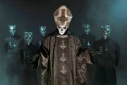 Die Band Ghost ist nicht absurd, sie haben nur einen Papst am Start, der zusammen mit namenlosen Dämonen spielt.