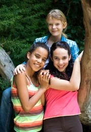 Oben: Stevie (Lauren Dixon), unten: Carole (Victoria Campbell, links) und Lisa (Ariel Kaplan).