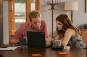 Jimmy (Chris Geere, l.); Gretchen (Aya Cash, r.)