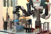 Roboter in der Industrie - immer mehr Aufgaben werden von Maschinen übernommen.