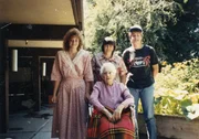 Das Verhältnis von Tina Loesch (l.) zu ihrer Mutter Barbara (hinten M.), ihrem Bruder Charles (r.) und ihrer Großmutter (vorne) war immer gut. Bis sich die junge Frau in Skye Hanson verliebt und mit ihr zusammen einen mörderischen Plan ausheckt ...