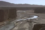 Schöpfen Landwirtschaft und Industrie zu viel Wasser ab, drohen Flüsse zu versiegen.