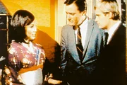 Geheimagent Napoleon Solo (Roger Vaughn, Mitte) und Illya Kuryakin (David McCallum) suchen bei der Geisha Reikko (Irene Tsu) nach einem verschwundenen Schützling.