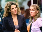 Stella (Melina Kanakaredes, l.) kümmert sich um die verstörte Grace Thomason (Dedee Pfeiffer), die behauptet, ein Fremder habe ihren Mann mit einem Hammer erschlagen.