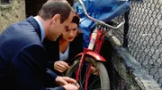 Detective Elliot Stabler (Christopher Meloni) und Detective Olivia Benson (Mariska Hargitay) schauen sich das Fahrrad des Verdächtigen genau an. Stammt die Erde an den Reifen vom Tatort?