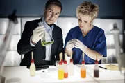 Aufklärungsarbeit in der Gerichtsmedizin: Dr. Saskia Guddat (r.) und Ulrich Meyer (l.) ...
