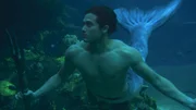 Zac (Chai Romruen) mit dem Dreizack unter Wasser. Er sucht den Eingang zu Ritas Grotte.