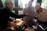 Jochen Werner (mi.) und Hans-Joachim Schmidt aus Darmstadt beim Kaffee selber rösten in Schotten am Vogelsberg.