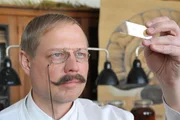 Alois Alzheimer (Wowo Habdank).Die Serie "Alois Alzheimer - Verloren im Vergessen" erzählt neben der Biografie Alois Alzheimers nicht nur ein wichtiges Kapitel Medizingeschichte, sondern spannt den Bogen bis in die Forschungen der Gegenwart.