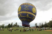 Einmal im Jahr versammelt sich die französische Kleinstadt Annonay, um einen Moment wieder aufleben zu lassen, in dem der alte Traum vom Fliegen plötzlich in greifbare Nähe rückte. Veranstaltet wird die Feier von den Nachkommen der Papierhersteller-Familie Montgolfier, die den ersten Heißluftballon startete.