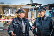 Claudia (Janette Rauch, l.) und Tarik (Serhat Cokgezen, r.) versuchen herauszufinden wer den Wohncontainer in Brand gesteckt hat.