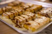 Knusprige Polenta mit Käse und Balsamico-Glasur beträufelt.