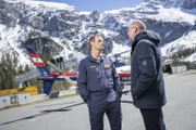 Zeitzeuge Ferdinand Wegscheider (r.) im Gespräch mit einem Polizisten der Flugpolizei.