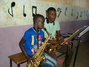 Saxophonist Fidel Otieno probt mit seinem Lehrer für die Aufnahme in ein größeres Orchester.