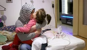 Die schwer behinderte kleine Chevall und ihre Mutter Hatice.