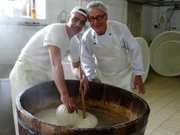 Dirk Hoffmann (r.) begibt sich auf Weltreise, um die Lieblingsgerichte der Deutschen zu finden. Da darf ein Blick in die italienische Küche nicht fehlen ...