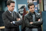 "Brooklyn Nine-Nine", "Wir schützen das, was ihr leckt." Ihr neuer Fall stellt Jake und Charles vor unangenehme Herausforderungen. Um einen Drogendealer zu fassen, müssen sie mit einem Beamten des U.S. Postal Service zusammenarbeiten, dessen Tollpatschigkeit die Ermittlungen eher blockiert als vorantreibt. Indes ist Amy kaum wiederzuerkennen, seit sie zu rauchen aufhören will. Sogar Captain Holt wird plötzlich rüde von ihr angepflaumt. Um dem Schrecken ein rasches Ende zu bereiten, versuchen ihr die Kollegen den kalten Entzug zu erleichtern.Im Bild (v.li.): Ed Helms (Jack Danger), Andy Samberg (Jake Peralta).