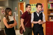 "Glee", "Die neue und die alte Rachel." Ihren ersten Tag an der angesagten Tanzschule NYADA hat sich Rachel eigentlich anders vorgestellt. Anstatt Lobeshymnen zu ernten, beleidigt ihre Gesangslehrerin Cassandra alle Neulinge in einer Tour. Kein Wunder, dass der ehemaligen Star des Glee Club von Heimweh geplagt wird. Ebenda kann sich Will vor Interessenten kaum retten. Seit die New Directions die Nationals für sich entschieden haben, ist der Glee Club in seinem Ansehen merklich gestiegen. Wer aber wird künftig wohl Rachels Platz einnehmen?Im Bild (v.li.): Jenna Ushkowitz (Tina Cohen-Chang), Darren Criss (Blaine Anderson), Chris Colfer (Kurt Hummel).