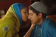 Bahnt sich zwischen Raja (Adhir Kalyan, r.) und Sadika (Sunita Prasad, l.) eine Liebesgeschichte an?