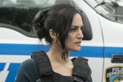 Als Nas Kamal (Archie Panjabi) den sich bereits ergebenen Geiselnehmer erschießt, ist Kurt Weller fassungslos und stellt sich die Frage, ob er ihr noch vertrauen kann ...