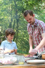 Jimmy Doherty mit dem kleinen Sohn eines Crew-Mitglieds bei der Vorbereitung des Wald-Essens.