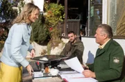 Girwidz (Michael Brandner, r.) hat sein Büro bei Barbara (Monika Gruber, l.) aufgeschlagen und genießt die Vorteile in vollen Zügen. Nils Rehbichler (Jonas Minthe, M.)