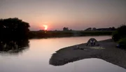 Ein Paradies: Theresa und ihre Freundinnen chillen bei Sonnenuntergang an der Aller.