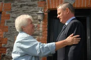 Tante Joan (Stephanie Cole, l.) wirft Martins (Martin Clunes, r.) Weggang in ein großes Gefühlschaos, denn sie liebt ihren Neffen nach wie vor, aber hat kein Verständnis dafür, dass er sein Kind im Stich lassen will ...