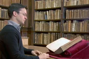 Bibliothekar Rémy Cordonnier mit einer "First Folio"