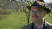 Dekan und Hobby-Ornithologe, Heinrich Blömeke, ist oft mit dem Fernglas in den Streuobstwiesen unterwegs.