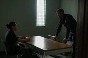 Angela Lopez (Alyssa Diaz) und ihr Rookie Jackson West (Titus Makin Jr.) unterhalten sich im Verhörraum.