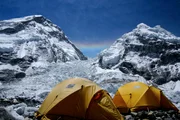 Das Basislager am Mount Everest mit dem Khumbu-Eisfall im Hintergrund