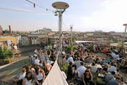 Der Klunkerkranich in Neukölln vereint Dachgarten, Rooftopbar und Kunstprojekt in seinem Konzept.