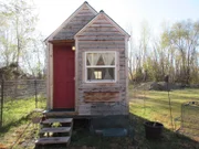 Tiny House Hunters Season3 EP Going Tiny to Travel, Tiny House Hunters Staffel3 EP Quer durchs Land
Carson (left) and Mel met while students at the University of Nebraska.  They love Lincoln but are excited to spend the next year traveling the country and writing about their experiences.  They hope to find a tiny house on wheels that will allow them to live off grid and realize their dream.